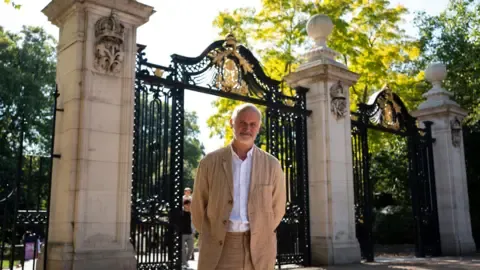 Sculptor Plans to Reflect Queen's Grandeur in Sculpture
